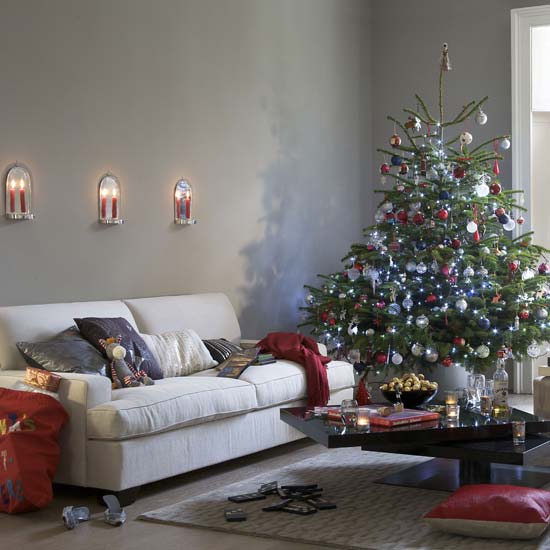 Traditionally decorated Chrismas tree High-impact, low-effort Christmas decorating | Christmas decorating ideas | Christmas | PHOTO GALLERY | Livingetc
