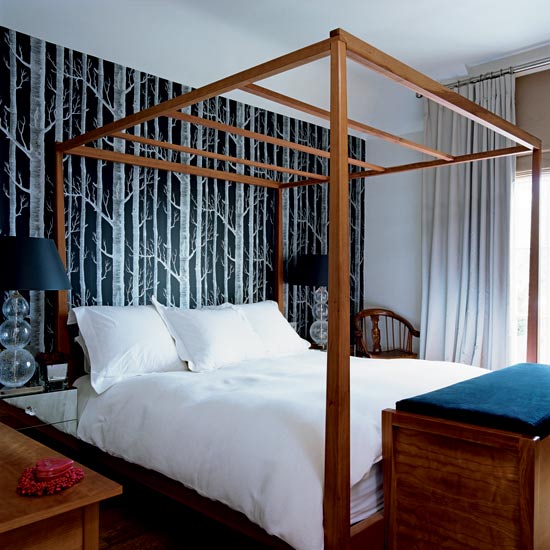 Traditional bedroom with bold feature wall Traditional bedroom with bold feature wall | modern wallpaper | decorating ideas | PHOTO GALLERY | Housetohome.co.uk