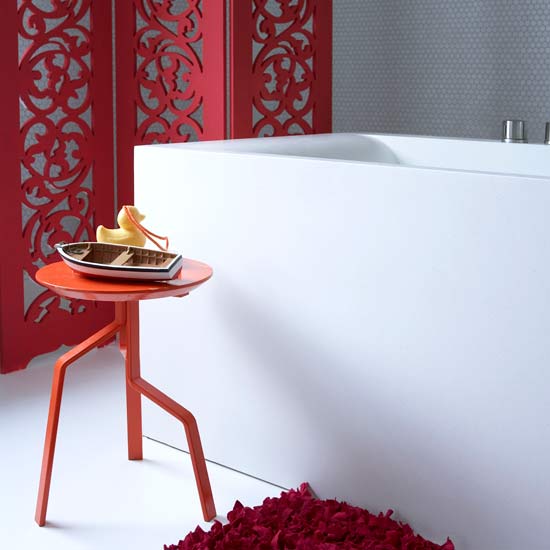 Colourful bathroom screen | Bathroom finishing touches | Bathroom accessories | PHOTO GALLERY | Housetohome