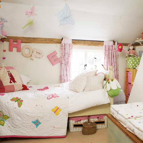 Colourful bedroom for girls 