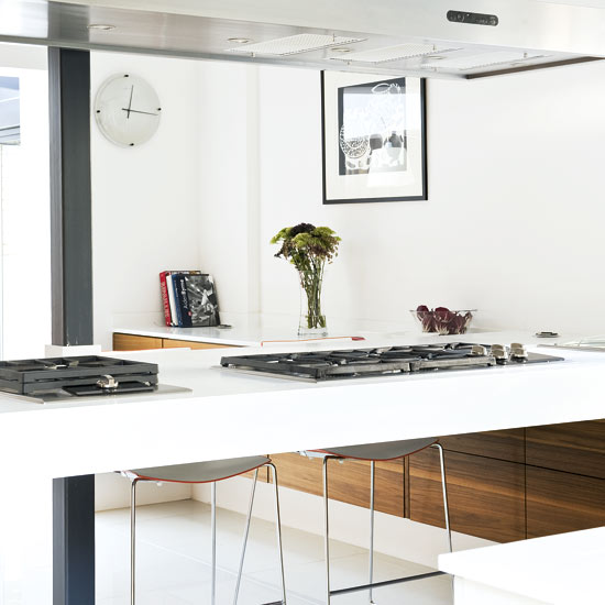 Modern white kitchen | Contemporary kitchens | kitchen decorating ideas | Kitchens | PHOTO GALLERY | 25 Beautiful Homes | Housetohome