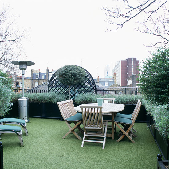 Roof garden with Astroturf flooring and wooden table and chairs