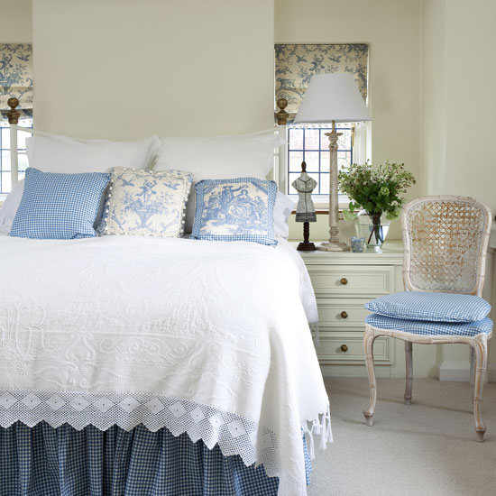 Small bedroom design ideas | Blue and white bedroom with double bed ...