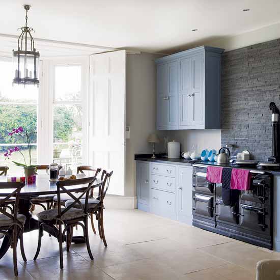 Spacious traditional-style kitchen-diner Spacious traditional-style kitchen-diner | open plan kitchen | kitchen design | PHOTO GALLERY | Housetohome.co.uk