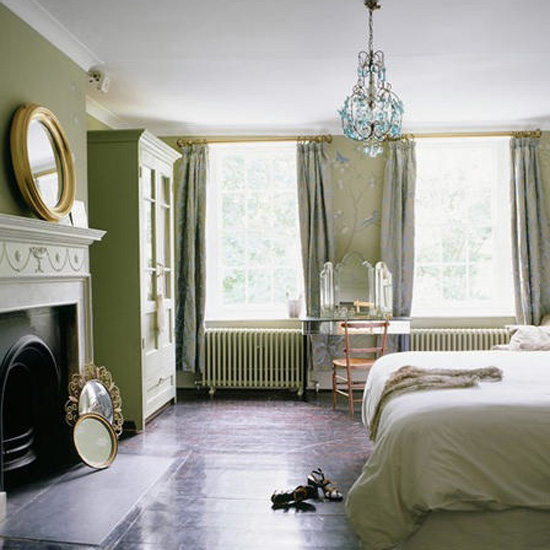 Traditional-style bedroom