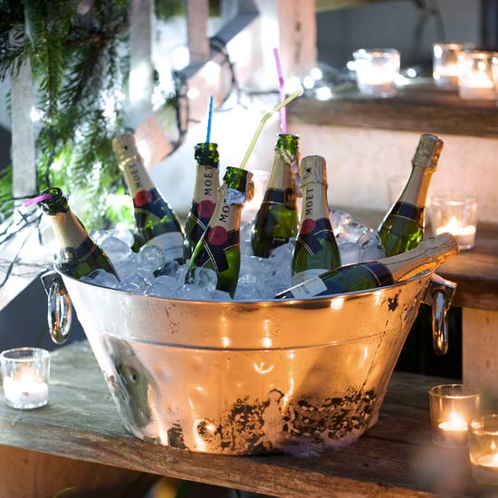 Keep mini bottles of fizz on ice for an individual feel