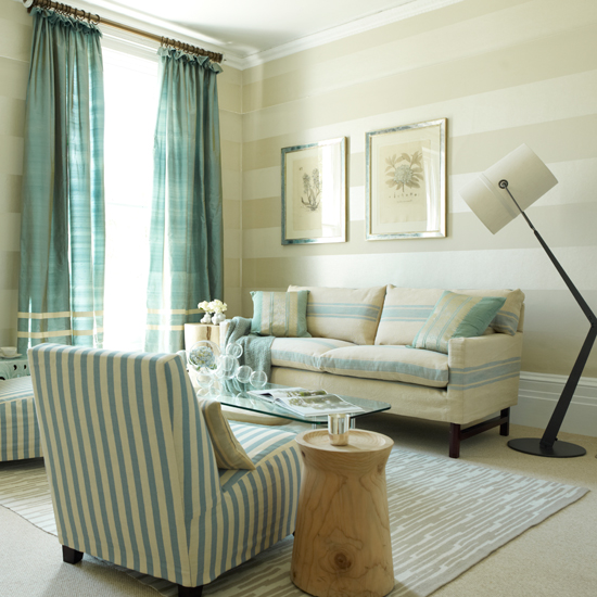 Living room with verical striped wallpaper Striped living room wallpaper | Wallpaper ideas for living rooms | Living room ideas | PHOTO GALLERY