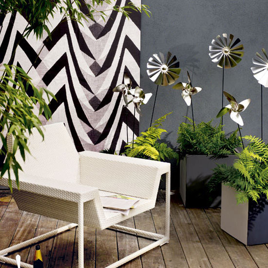 Team modern garden furniture with dark walls Team modern furniture with dark walls | Update your garden in 10 steps | Garden design ideas | PHOTO GALLERY | Housetohome