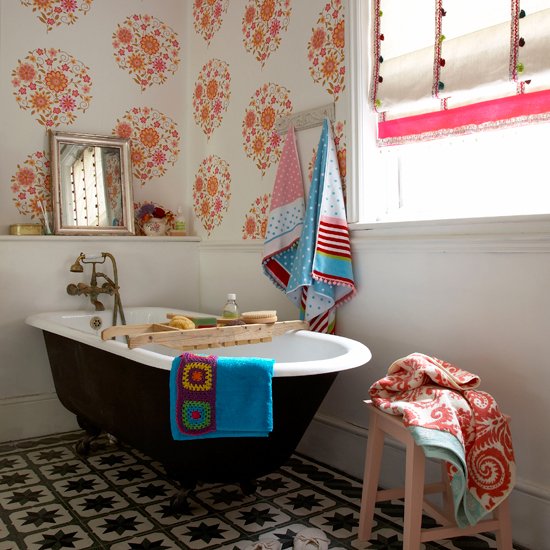 Seventies style bathroom | Bathroom wallpaper | bathroom decorating ideas| bathroom | decorating ideas | PHOTO GALLERY | housetohome