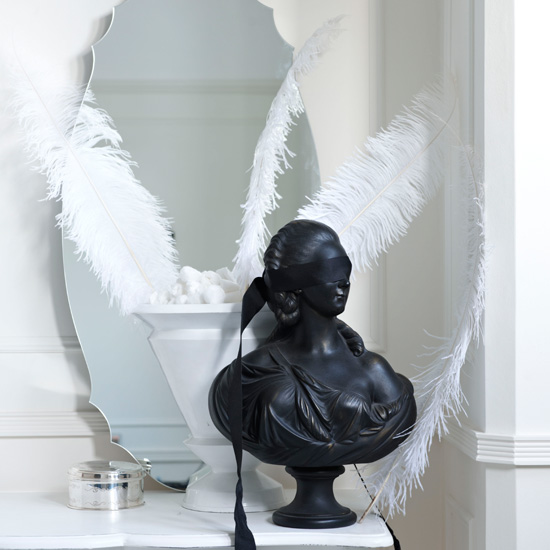 Feathers and tactile accessories | Create a romantic bedroom for Valentine's Day | Valentine's Day bedroom | PHOTO GALLERY