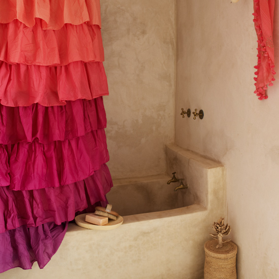 Hang tie-dye curtains Hang tie-dye curtains | Add colour to your bathroom | Easy bathroom ideas | Bathroom | PHOTO GALLERY | Housetohome