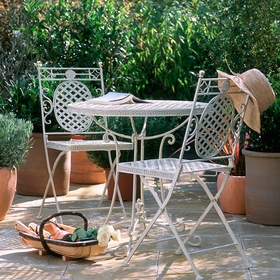 Small patio with rustic furniture | Patio design ideas | Gardens | PHOTO GALLERY | Housetohome.co.uk