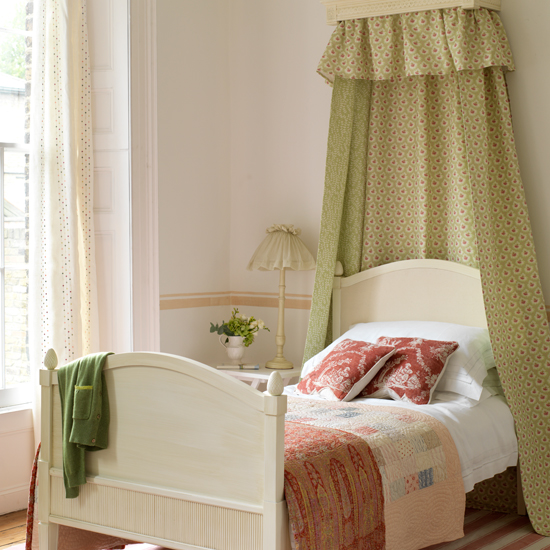 Go for a fabric-draped corona Fabric-draped corona | Scandinavian-style decorating ideas | Decorating ideas | PHOTO GALLERY