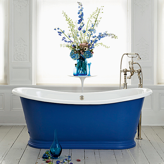 A bright and beautiful bath Bright blue bath | 10 new looks for country bathrooms | Bathroom design ideas | PHOTO GALLERY
