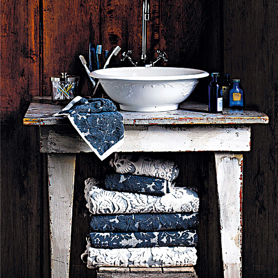 Transform with patterned towels Patterned towels | 10 new looks for country bathrooms | Bathroom design ideas | PHOTO GALLERY