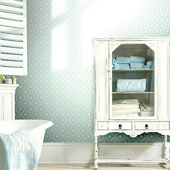 Pretty printed wallpaper Bathroom wallpaper | 10 new looks for country bathrooms | Bathroom design ideas | PHOTO GALLERY
