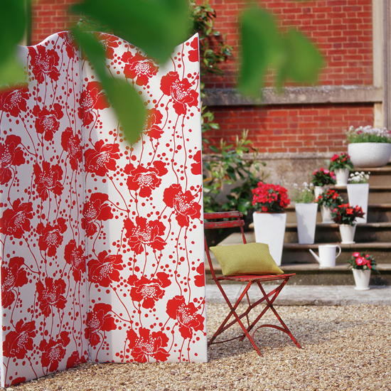 Red garden screen | colourful garden ideas | how to add colour to your garden | colour week | housetohome