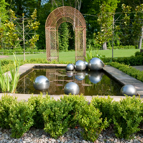 Eye-catching garden pond Eye-catching garden pond | Traditional gardens | Garden design ideas | PHOTO GALLERY | Housetohome.co.uk