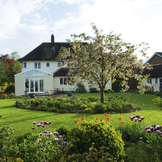 Large traditional garden Large traditional garden | Traditional gardens | Garden design ideas | PHOTO GALLERY | Housetohome.co.uk