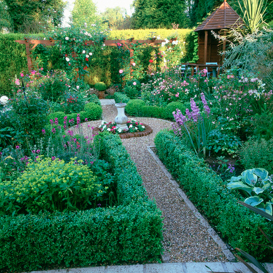 Small traditional garden Small traditional garden | Traditional gardens | Garden design ideas | PHOTO GALLERY | Housetohome.co.uk