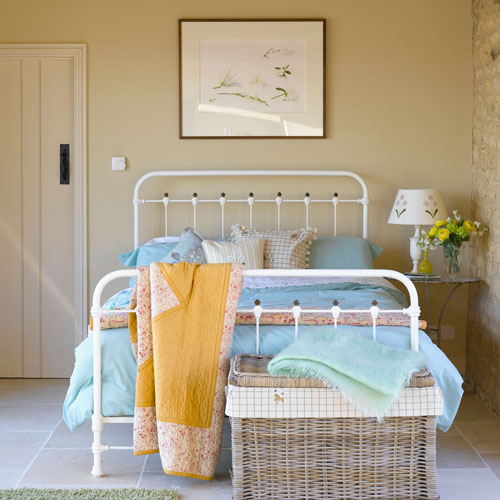 Layer the bed with vintage quilts Vintage quilts on a brass bed | How to bring spring inside | Decorating ideas | PHOTO GALLERY