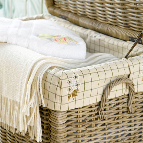 Update a wicker linen basket Updated linen basket | How to bring spring inside | Decorating ideas | PHOTO GALLERY