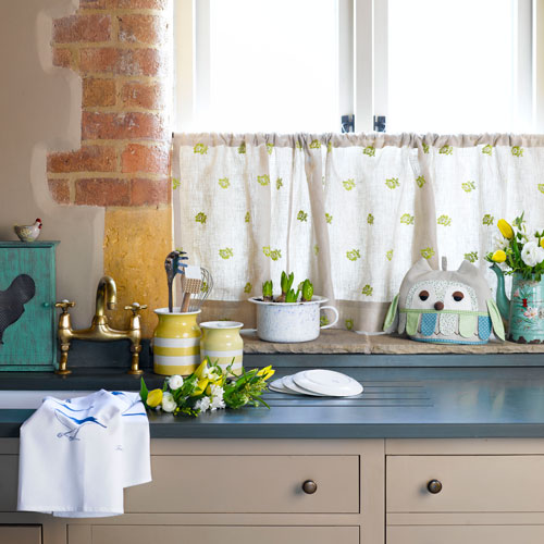 Hang a cafe curtain Kitchen with a cafe curtain | How to bring spring inside | Decorating ideas | PHOTO GALLERY