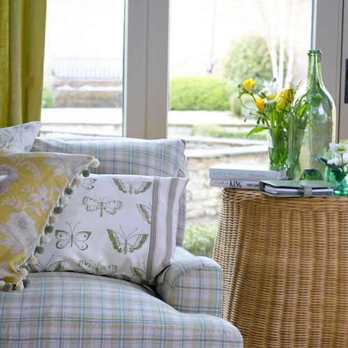 Pile up mix-and-match cushions Assorted cushions | How to bring spring inside | Decorating ideas | PHOTO GALLERY