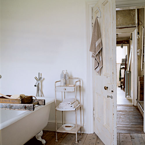 Old and new bathroom Shabby-chic bathroom | Take a tour around a salvage-lovers home | House tours | PHOTO GALLERY