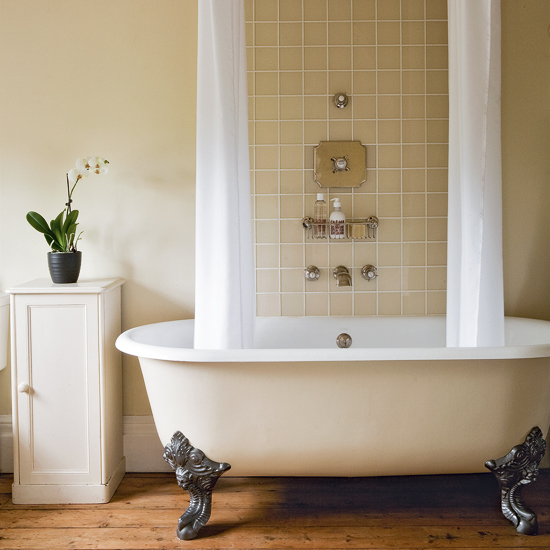 Victoriana drama Simple neutral bathroom