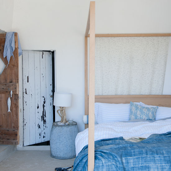 Plan a soothing bedroom | Coastal-style decorating | Traditional decorating ideas | PHOTO GALLERY | Homes & Gardens | Housetohome