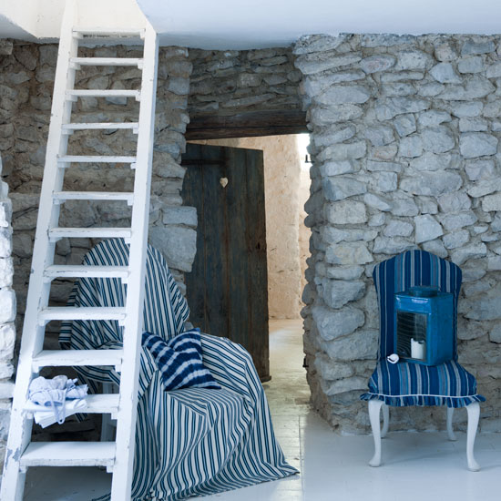 Choose understated soft furnishings | Coastal-style decorating | Traditional decorating ideas | PHOTO GALLERY | Homes & Gardens | Housetohome