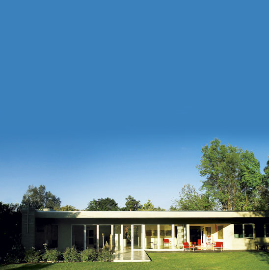 Mid-century modern house exterior Mid-century modern house exterior | Take a tour around actress Rachel Griffiths' mid-centurymodern LA home | house tours | housetohome