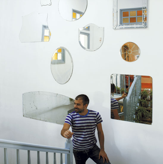 Hallway mirror display | Spanish townhouse tour | PHOTO GALLERY | House Tour | Livingetc