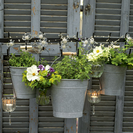 Garden hanging pot display 