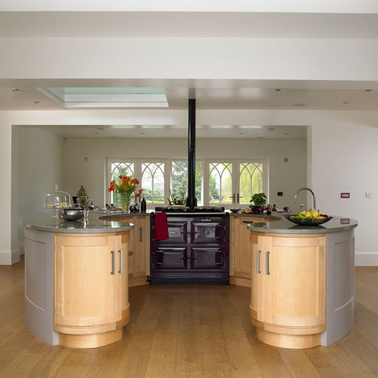 Circular island unit Circular island unit | Farmhouse kitchen tour | Traditional kitchen design | PHOTO GALLERY | Housetohome