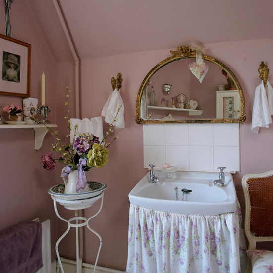 Country bathroom | Eccentric cottage | House tour | Homes & Gardens | PHOTO GALLERY | Housetohome