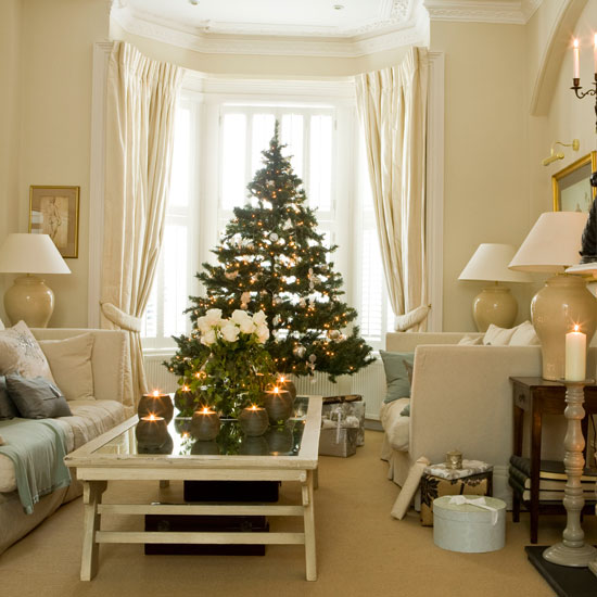 Living room | Take a tour around a festive London home | House tours | Classic decorating ideas | PHOTO GALLERY | Homes & Gardens | Housetohome