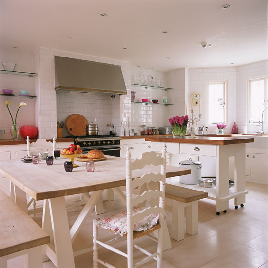Warm country kitchen | Open-plan London home | Homes & Gardens house tour | PHOTO GALLERY | Housetohome