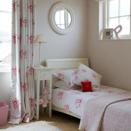 Pretty pink girl's bedroom