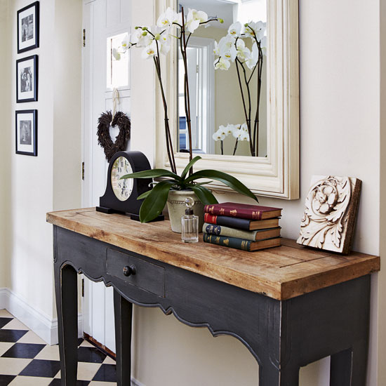 Hallway table Hallway table | Hampshire family home | Country Homes & Interiors house tour | PHOTO GALLERY | Housetohome