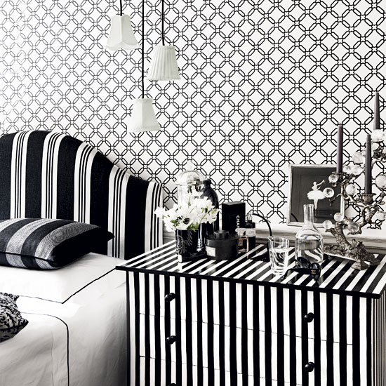 Add trelliswork wallpaper in monochrome Add trelliswork wallpaper in monochrome | Decorating with black and white | Classic decorating ideas | PHOTO GALLERY | Homes & Gardens | Housetohome
