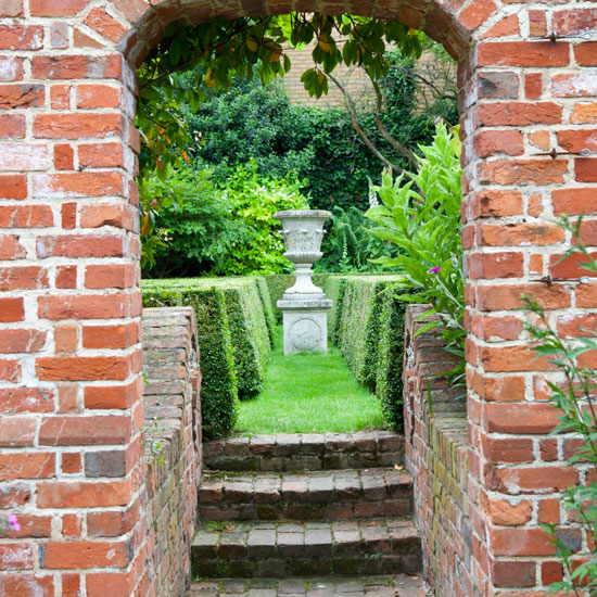 Make the most of a narrow plot | Create a small town garden | Small garden | Garden design | PHOTO GALLERY | Housetohome