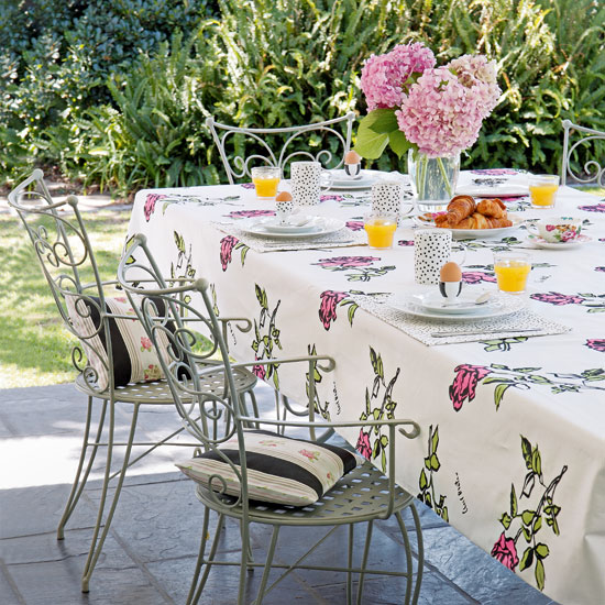 Floral garden table Floral garden table | Garden decorating idea | Outdoor tableware | Image | Housetohome