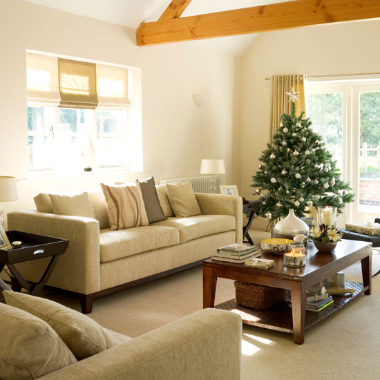 Christmas living room | Step inside a new-build home dressed for Christmas | House tour | Christmas decorating ideas | PHOTO GALLERY | Ideal Home | Housetohome