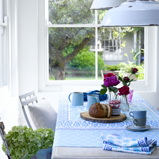 Go for chic blue and white tableware Go for chic blue and white tableware | dining room | country | PHOTO GALLERY | Country Homes & Interiors | Housetohome