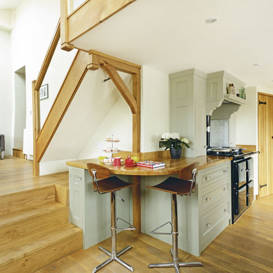 Take a tour around this bespoke painted and wooden kitchen | Take ...