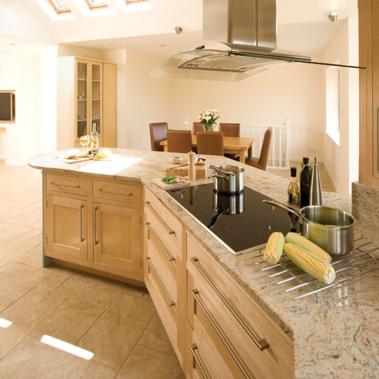 Open-plan dining area | Take a look around this smart maple kitchen | Real kitchen | PHOTO GALLERY | Beautiful Kitchens