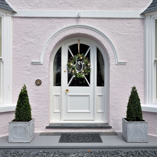 Front-door---Christmas-glamour---Ideal-Home.jpg