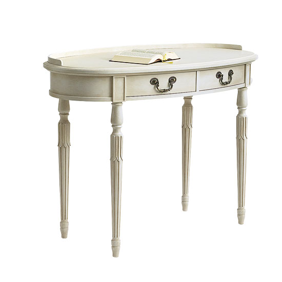 Find a dressing table to fit a bay window | Celia Rufey's furniture decorating tips and advice | Furniture decorating ideas | Celia Rufey | PHOTO GALLERY | FAQ | Homes & Gardens | Housetohome